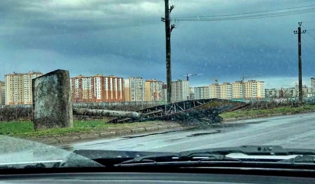Переворачивает фуры и гнет знаки: фото последствий непогоды