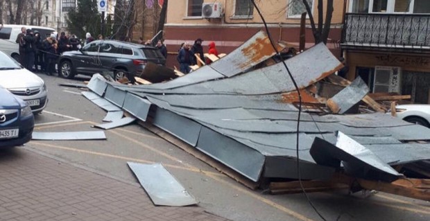 null Шквальный ветер в Киеве свалил дерево на велосипедиста - фото