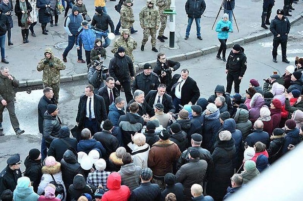 У Порошенко разоблачили фейк, как он "убегал от людей": фото