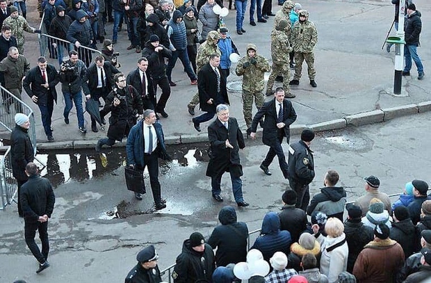 У Порошенко разоблачили фейк, как он "убегал от людей": фото