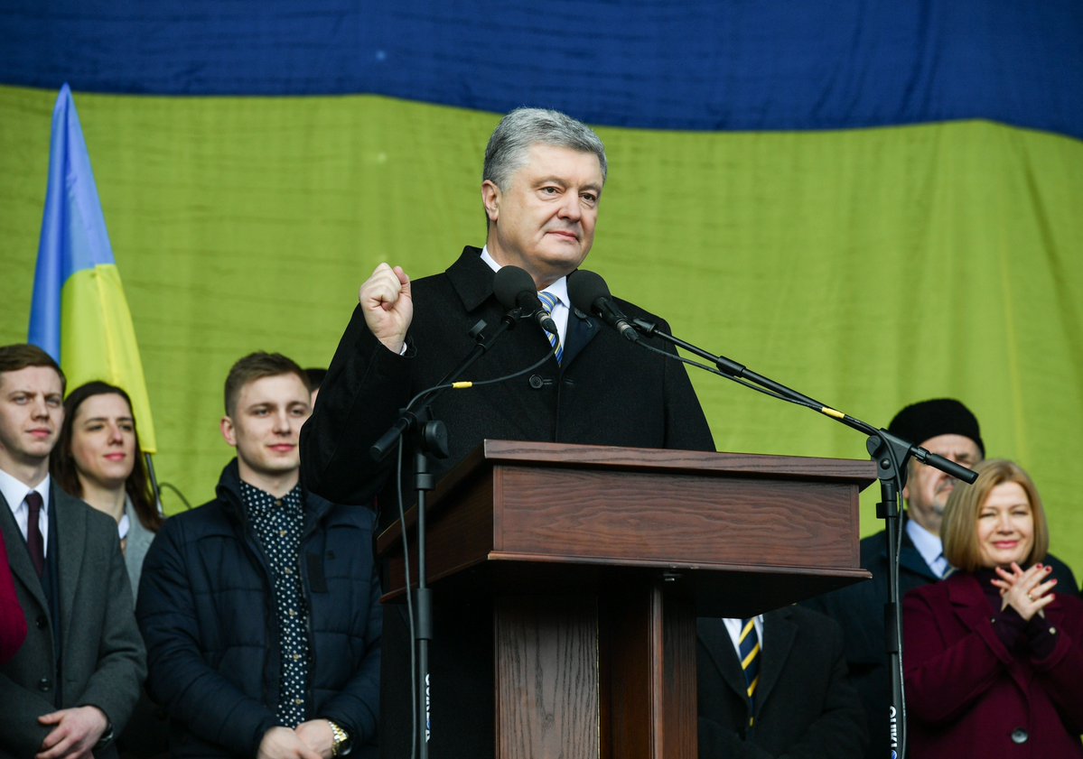 Петр Порошенко (фото - пресс-служба АП) Порошенко выступал в Киеве под выкрики и стычки в толпе 4