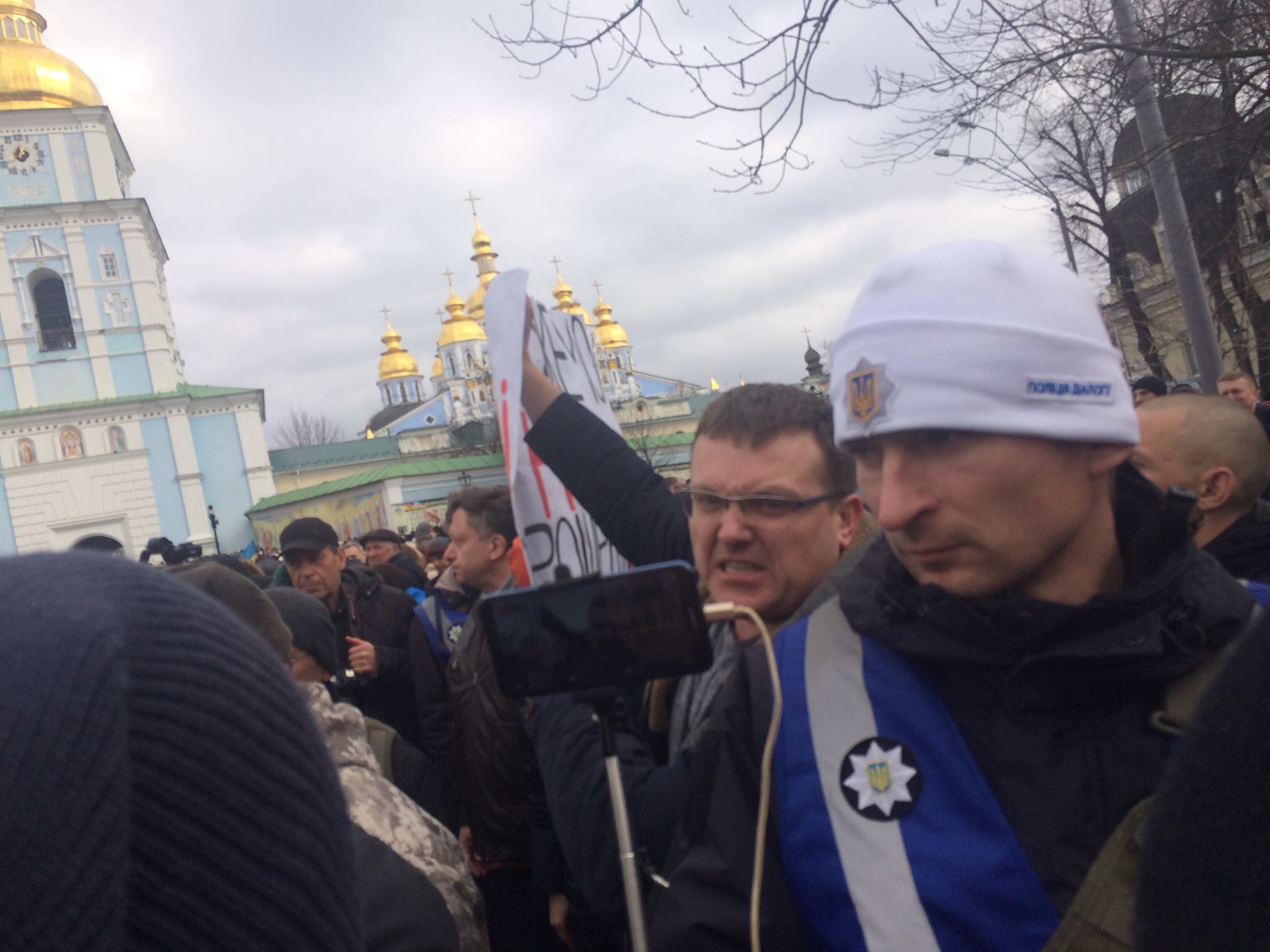 Порошенко выступал в Киеве под выкрики и стычки в толпе: видео