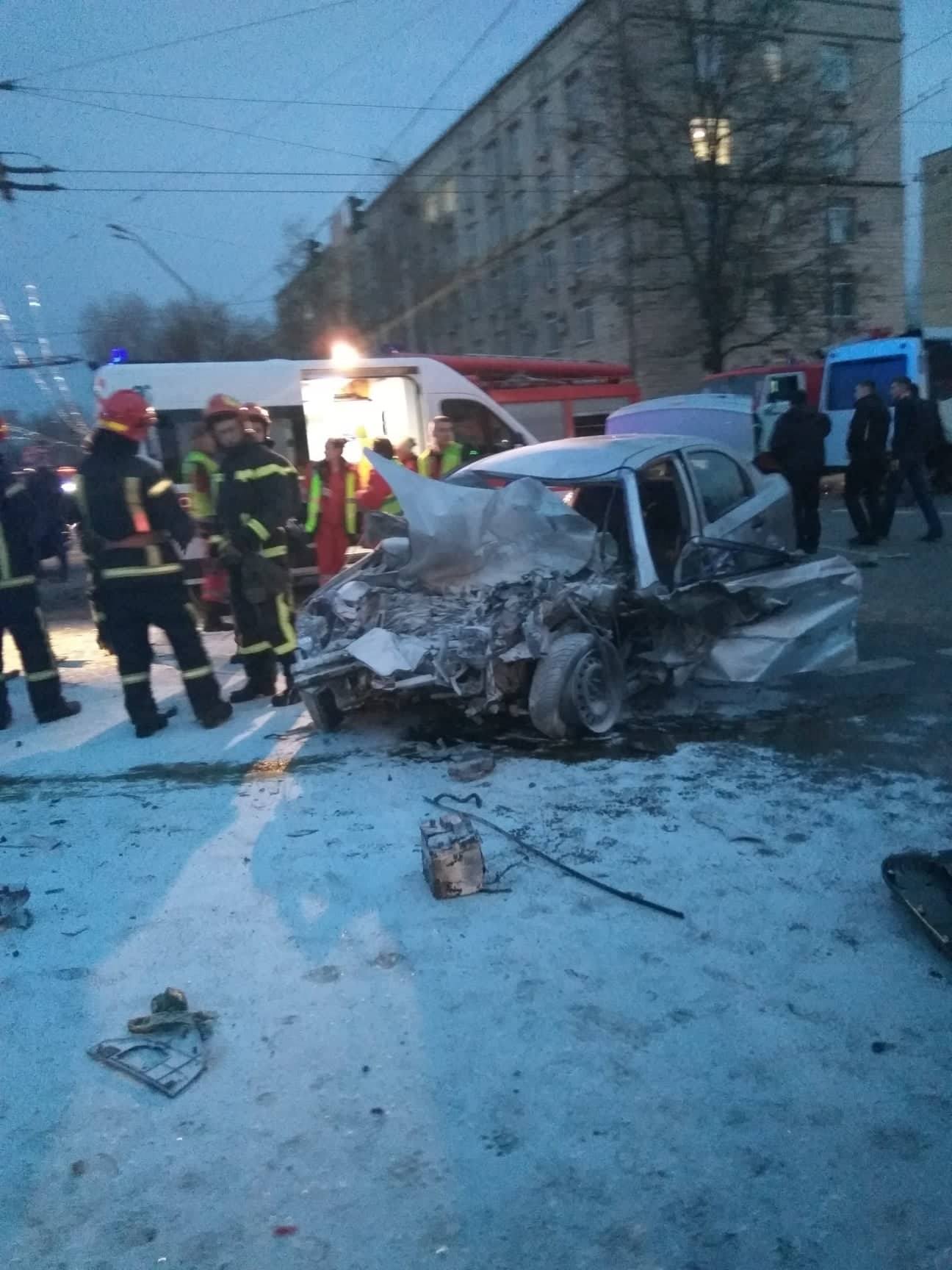В Киеве на Телиги произошло серьезное ДТП с маршруткой: видео