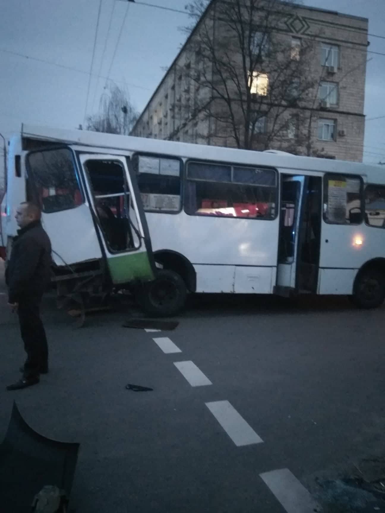 В Киеве на Телиги произошло серьезное ДТП с маршруткой: видео
