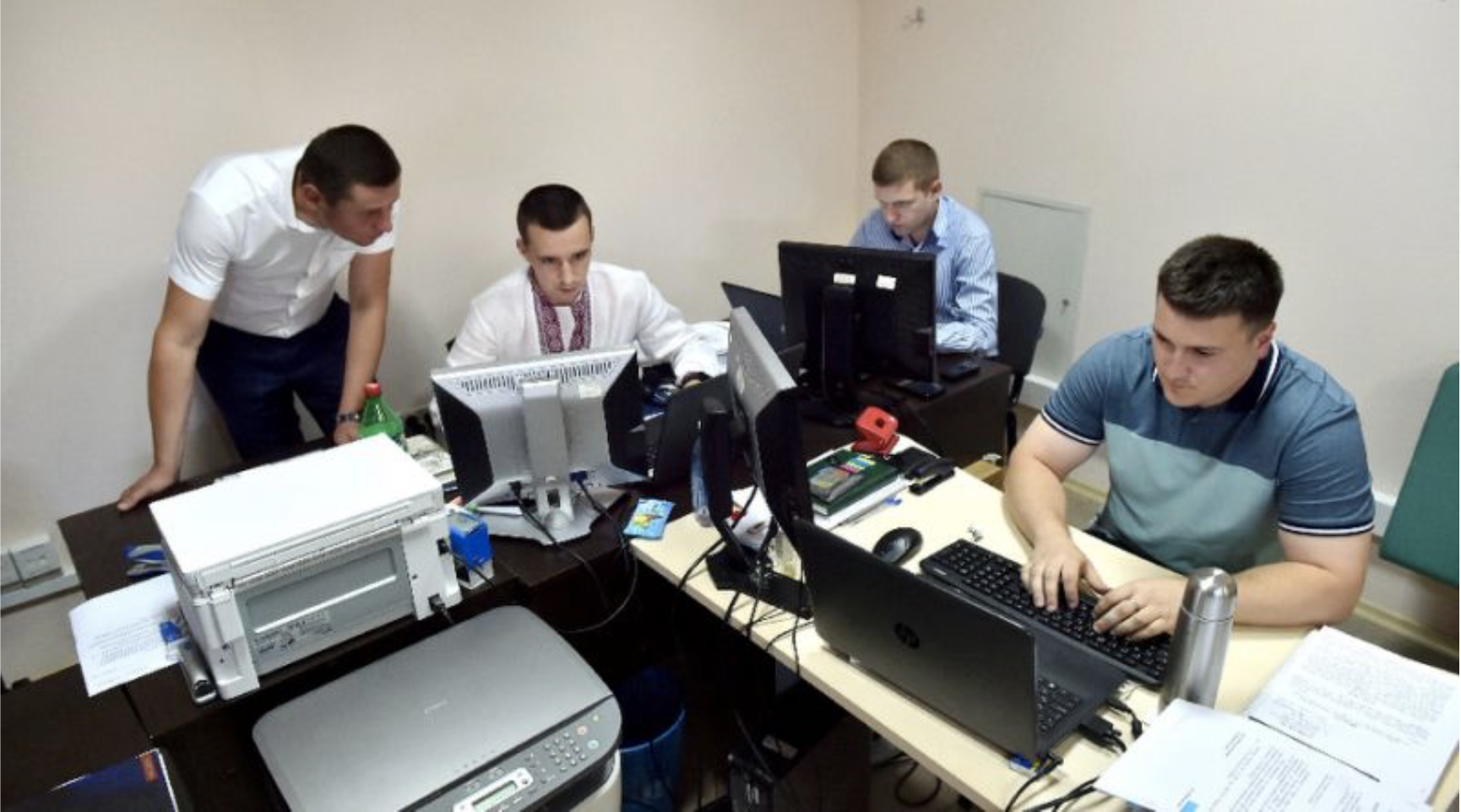 украинские киберспециалисты работают сверхурочно, чтобы отразить возможные кибератаки Фото: AFP