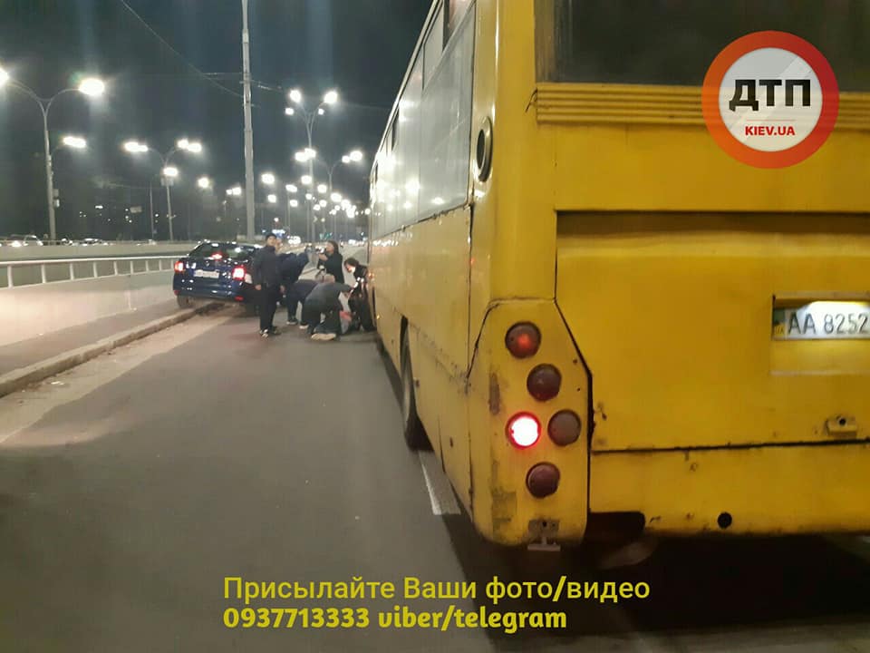 В Киеве на Дорогожичах маршрутка сбила людей: фото, видео