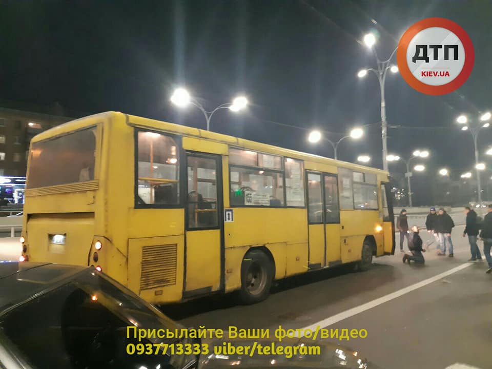В Киеве на Дорогожичах маршрутка сбила людей: фото, видео