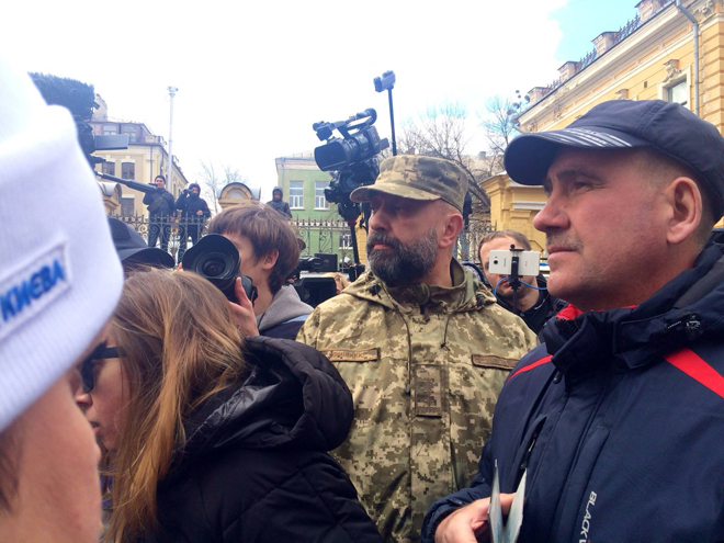 В Киеве на акцию протеста «Нацкорпуса» пришли алкоголики по спискам, их отделили живой цепью 20