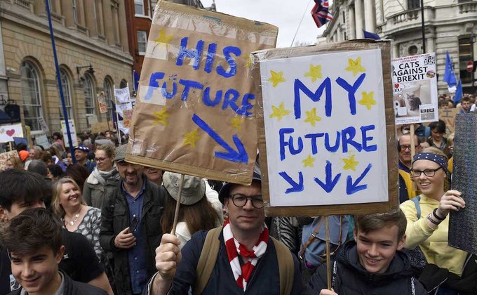 Десятки тысяч британцев требуют нового референдума о Brexit: фото
