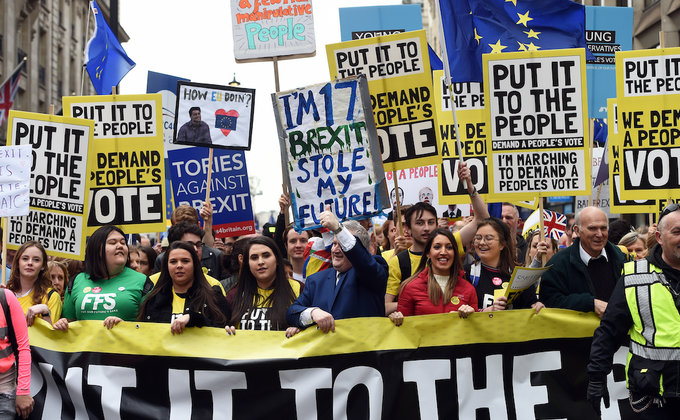 Десятки тысяч британцев требуют нового референдума о Brexit: фото