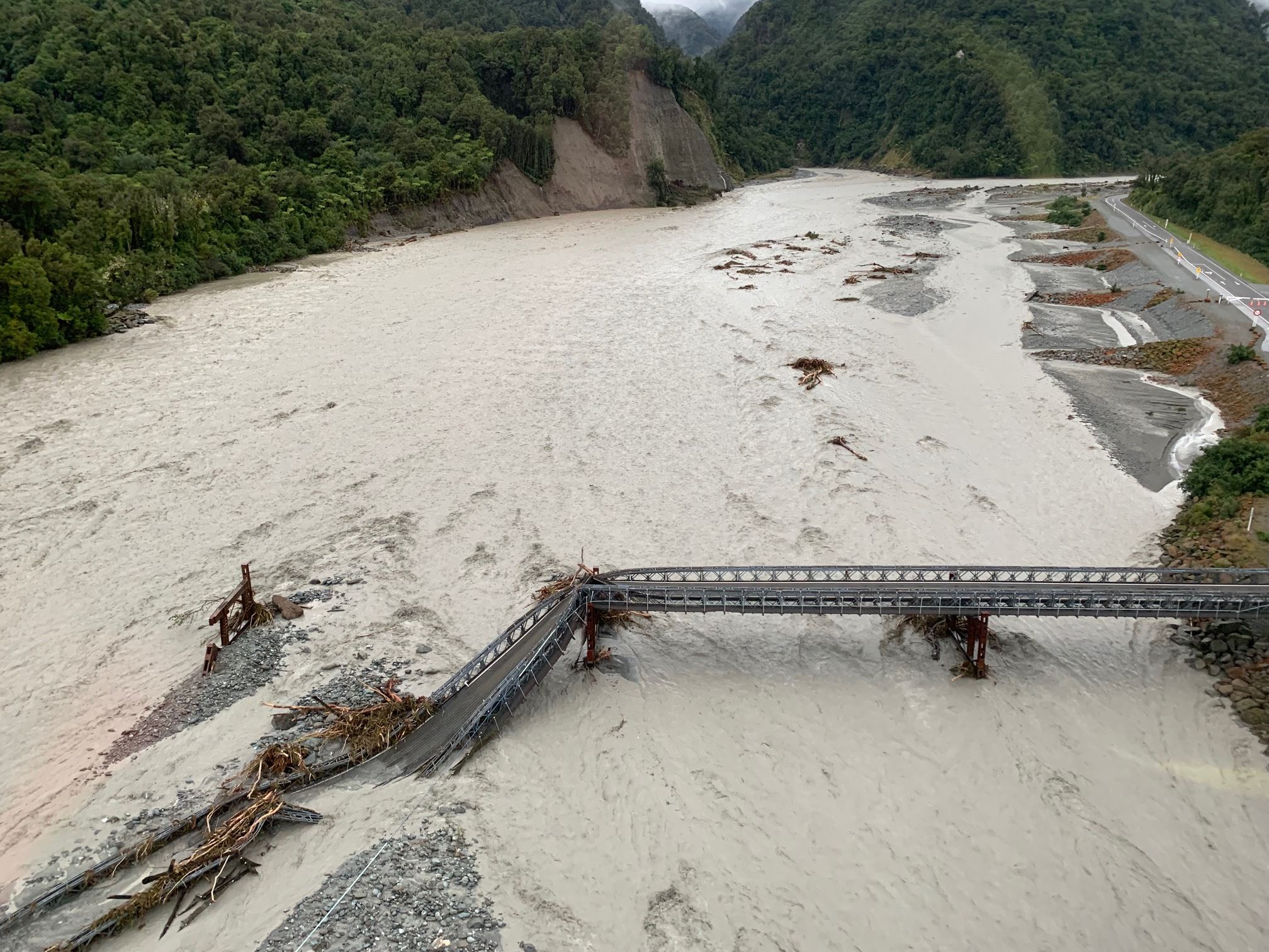 В Новой Зеландии из-за бушующего шторма смыло мост: видео и фото