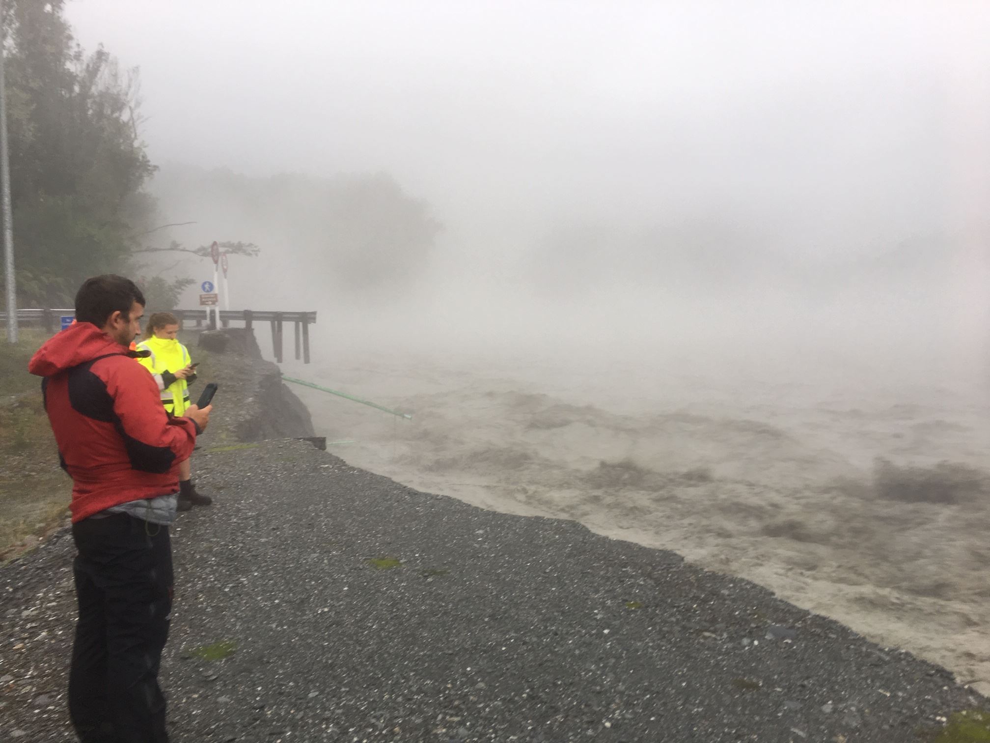 В Новой Зеландии из-за бушующего шторма смыло мост: видео и фото