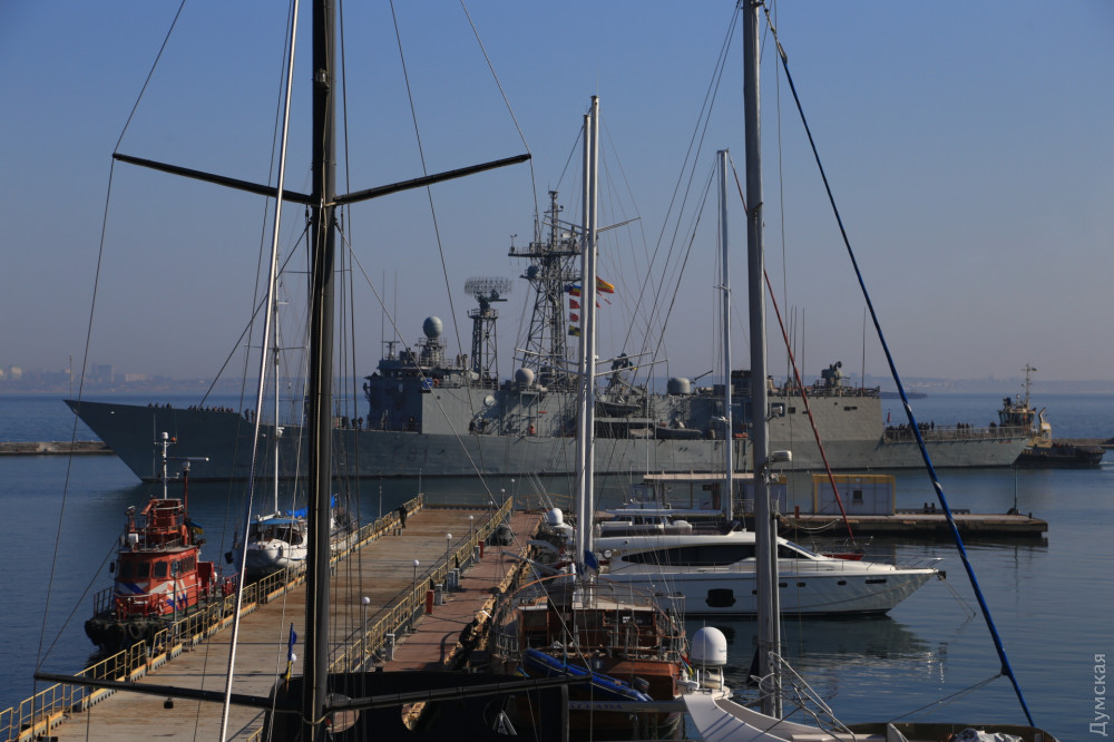 В порт Одессы вошли фрегаты НАТО в сопровождении дельфинов: фото