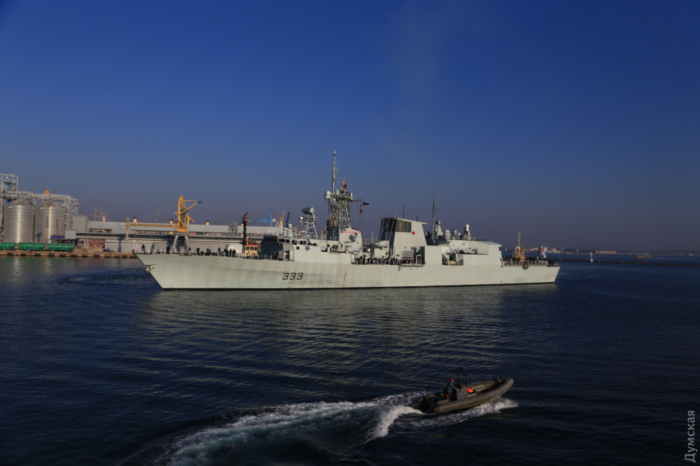 В порт Одессы вошли фрегаты НАТО в сопровождении дельфинов: фото