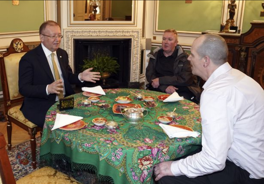 Чарли Роули и посол РФ Александр Яковенко (фото - www.mirror.co.uk)