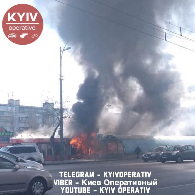 null На столичных Березняках вспыхнул пожар на рынке: фото