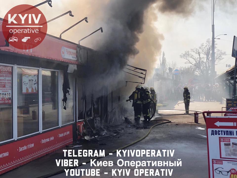 null На столичных Березняках вспыхнул пожар на рынке: фото