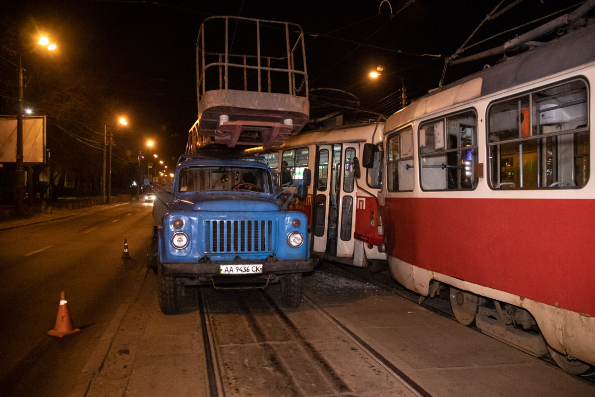 В Киеве лоб в лоб столкнулись трамваи, пострадали люди: видео