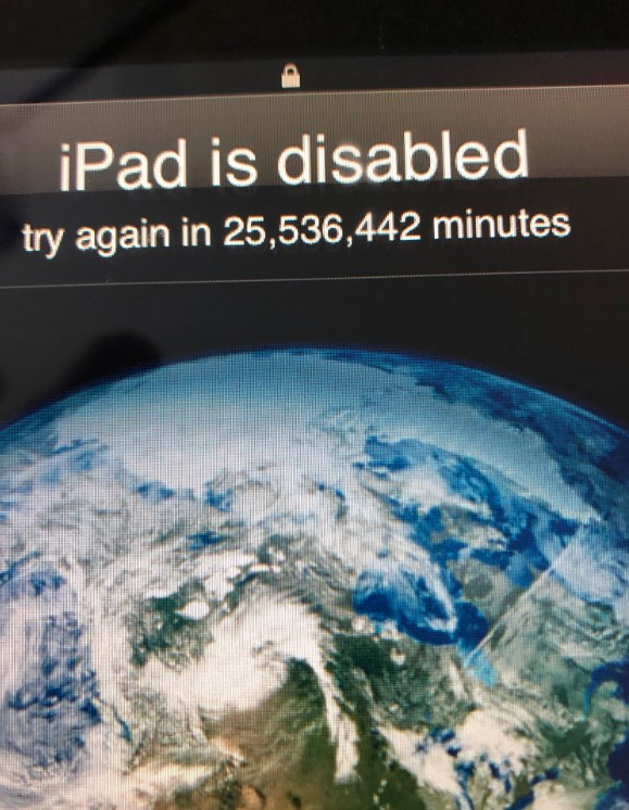 Фото: twitter.com/eosnos Стоп машина. 3-летний американец заблокировал iPad отца на 40 лет