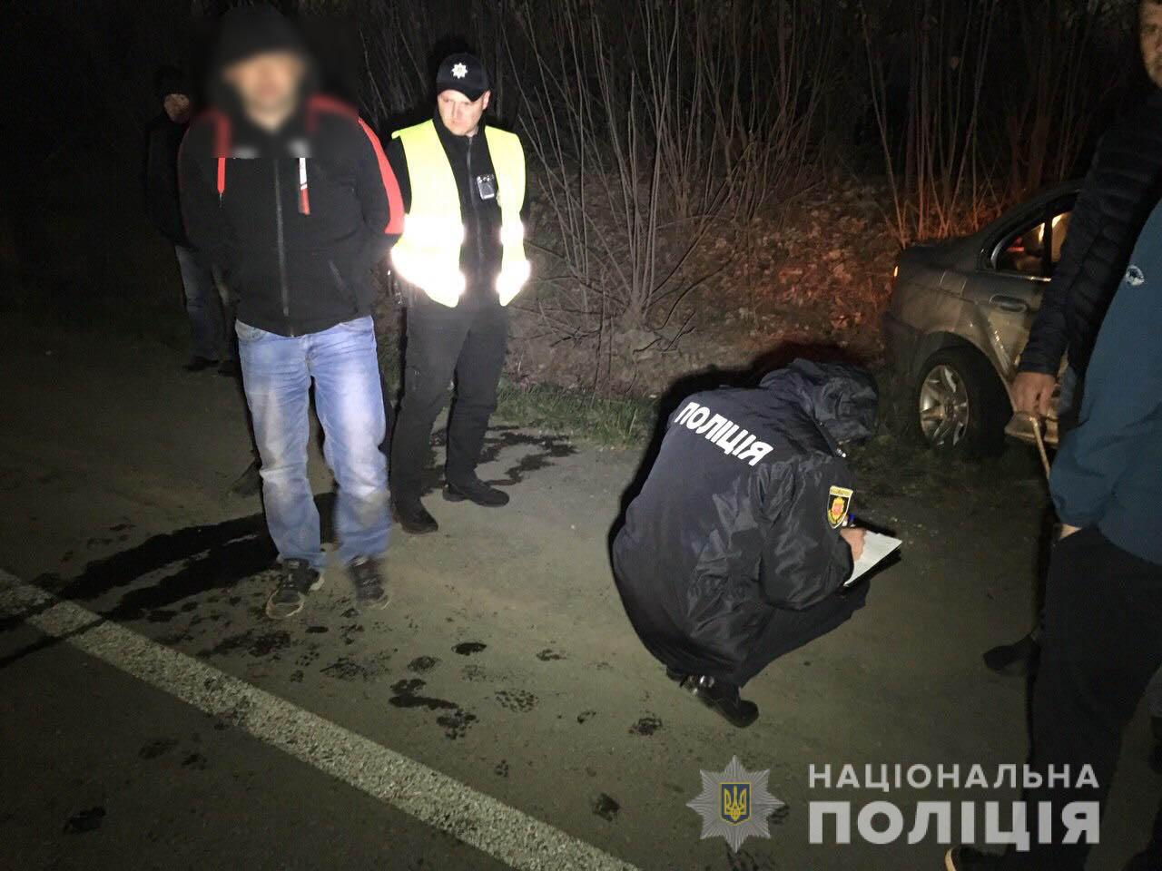 Возле Ровно пьяный водитель протаранил авто полиции: фото, видео