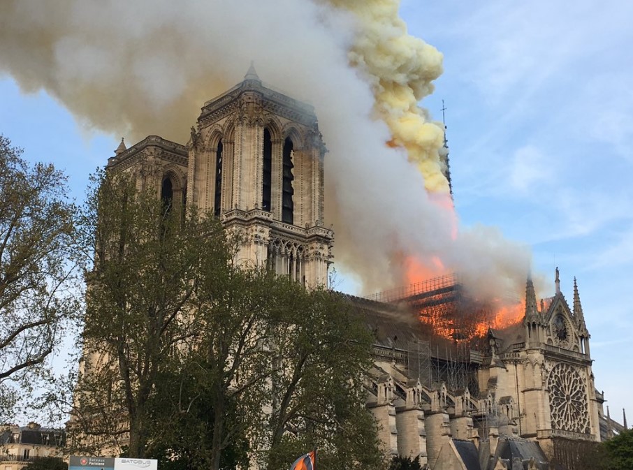 В столице Франции горит Собор Парижской Богоматери: видео