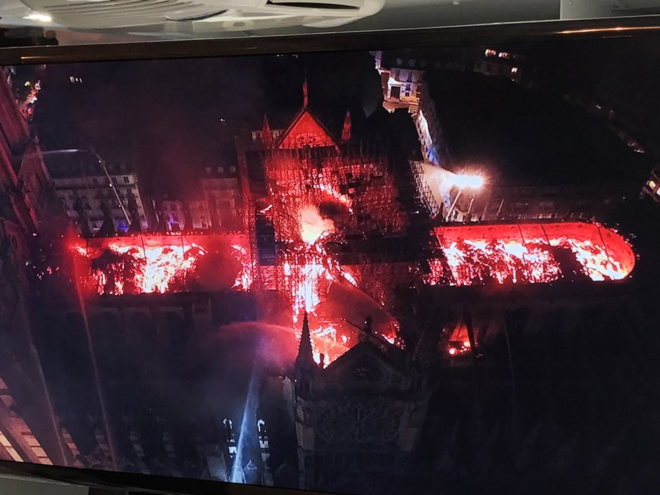 Пожар в Нотр-Дам. Сгорела большая часть крыши: фото