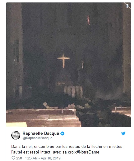 Пожар в Нотр-Дам. Сгорела большая часть крыши: фото