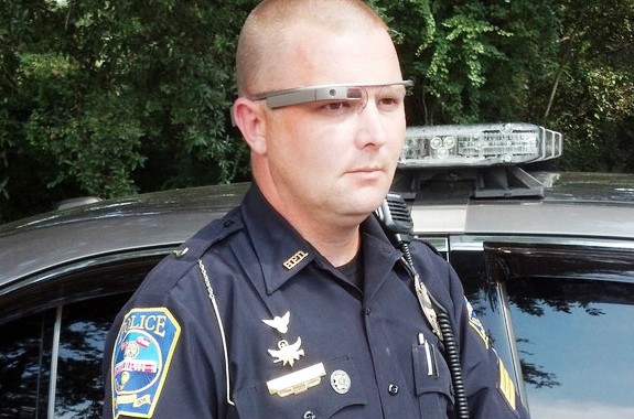 Полицейский, использующий Google-glass