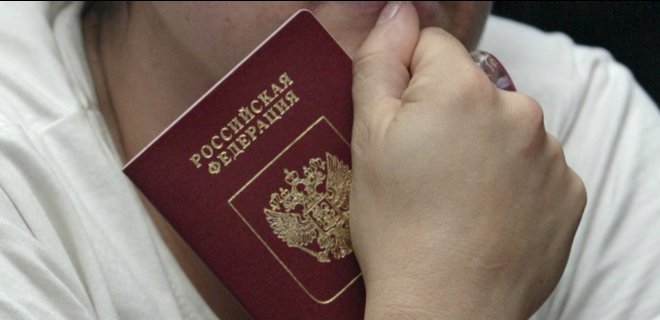 Гражданство - всем. Зачем Кремлю раздавать паспорта в Донбассе - Фото