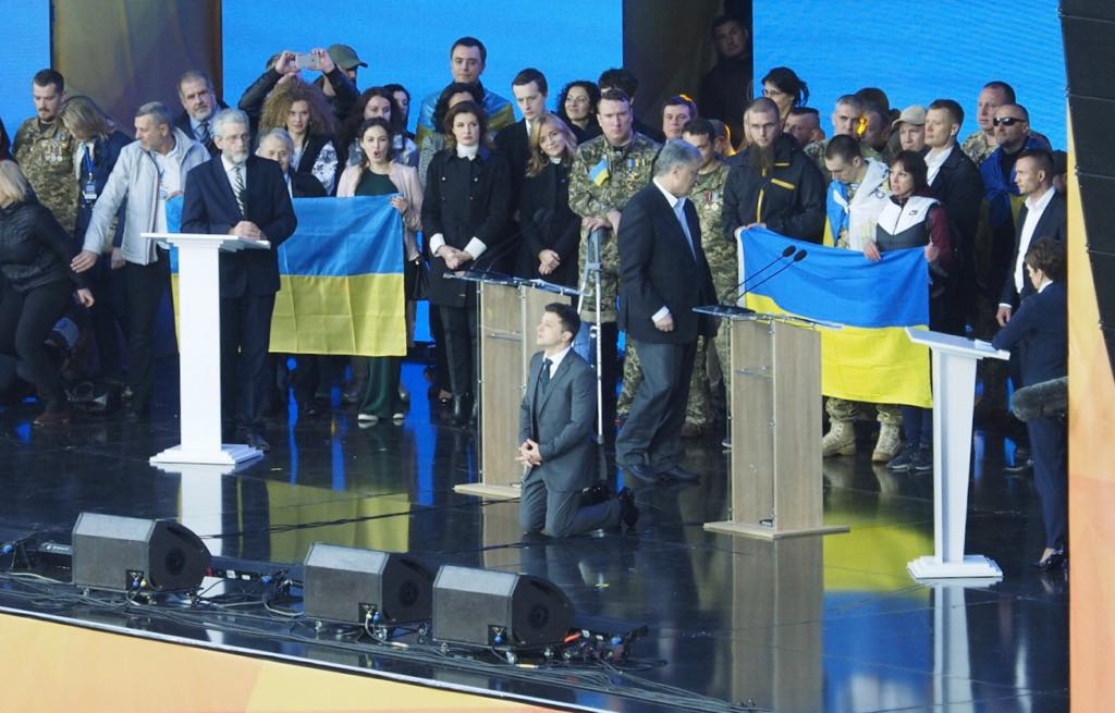 Дебаты Зеленского и Порошенко на НСК. Как это было: фото, видео
