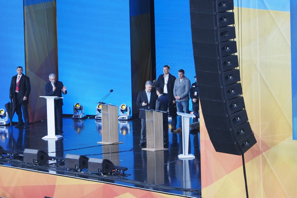 Дебаты Зеленского и Порошенко на НСК. Как это было: фото, видео