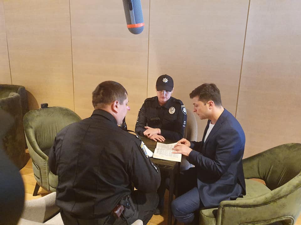 Полиция вручила Зеленскому админпротокол на нарушение: фото