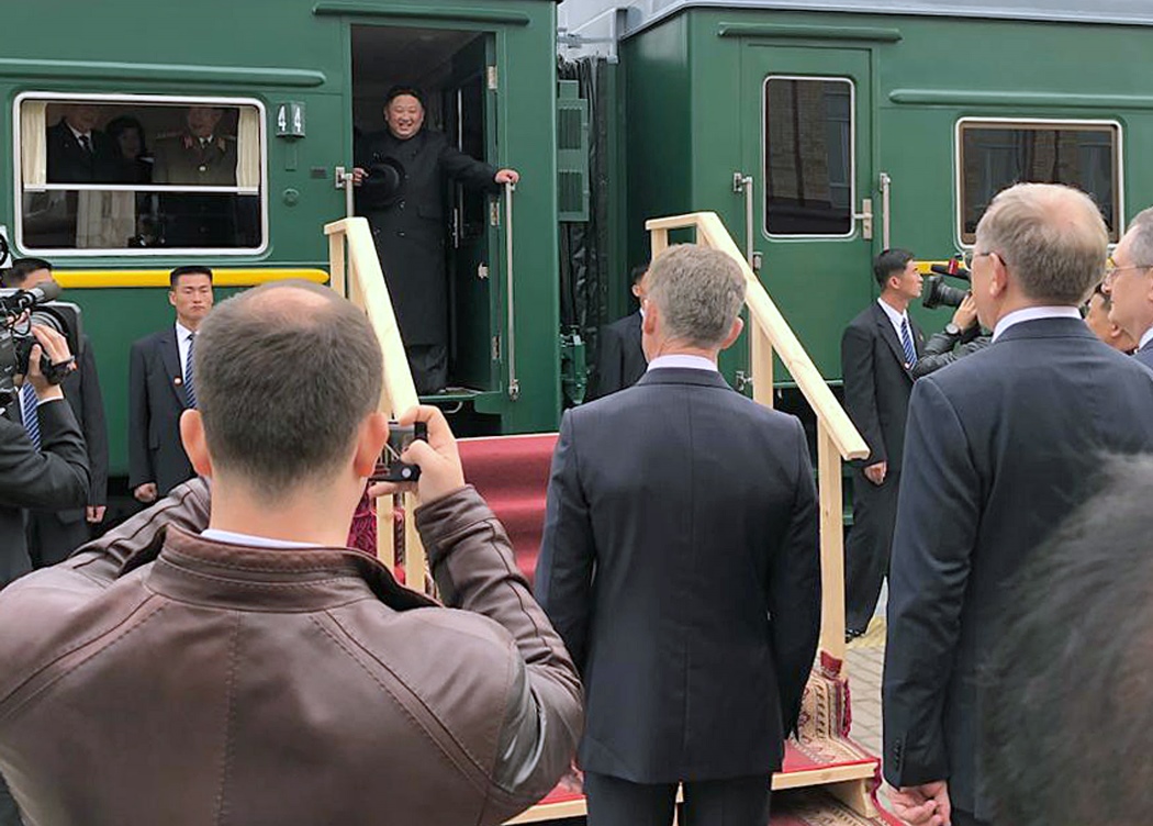 Ким Чен Ын приехал в Россию на бронепоезде: видео
