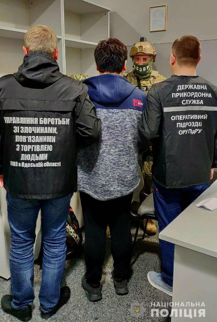 null В Одессе задержали двух иностранцев: продавали украинок в рабство