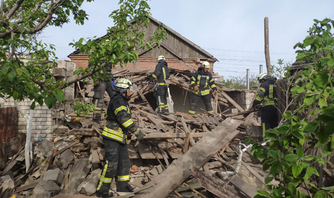В Мариуполе взрывом снесло часть жилого дома
