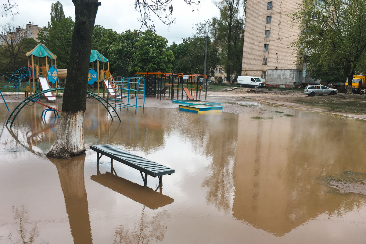 Фото: Информатор В Киеве кипяток залил детскую площадку, провалилось авто: видео