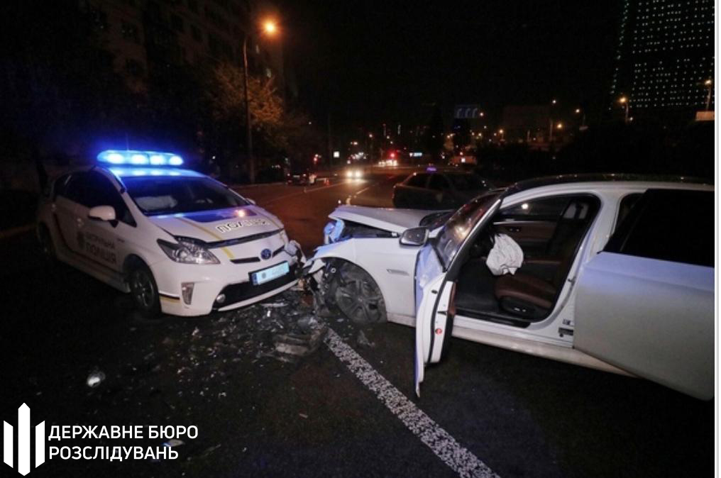 null В Киеве авто столкнулось с Toyota Prius полиции: ГБР расследует