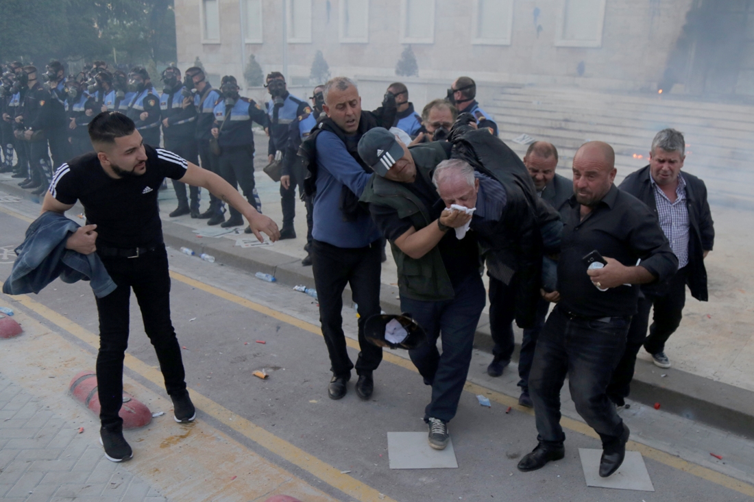 В Албании произошли столкновения демонстрантов с полицией: фото