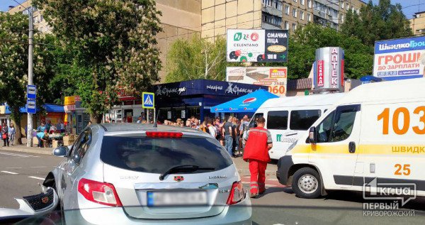 В Кривом Роге маршрутка выехала на тротуар: есть пострадавший