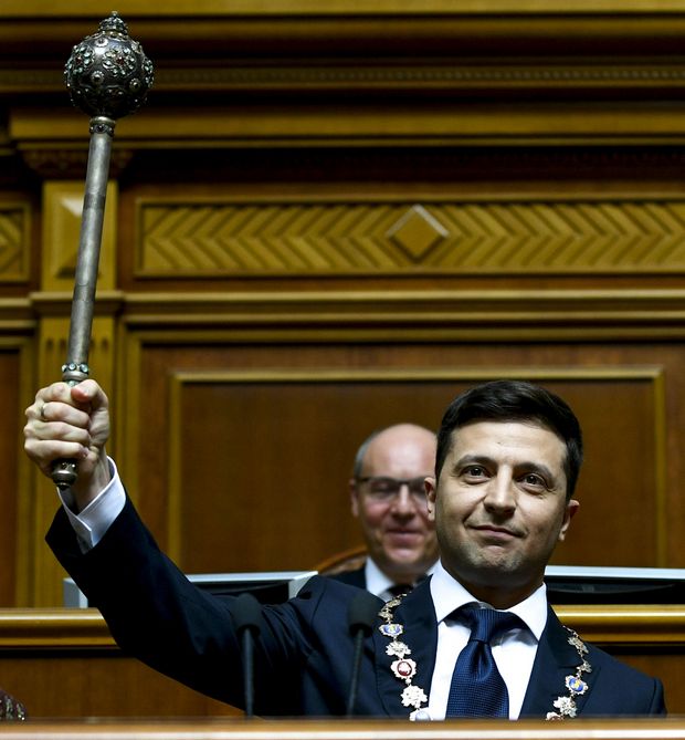 Зеленский принес присягу президента Украины, получил булаву: фото