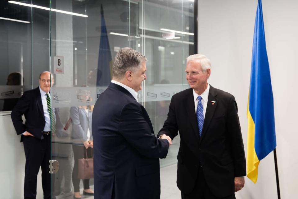 Порошенко переехал в "прозрачный офис": фото, видео
