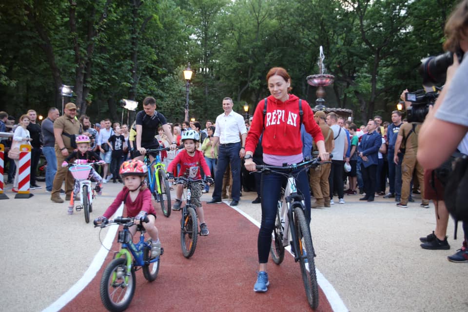 В Киеве открыли стеклянный пешеходный мост: фото