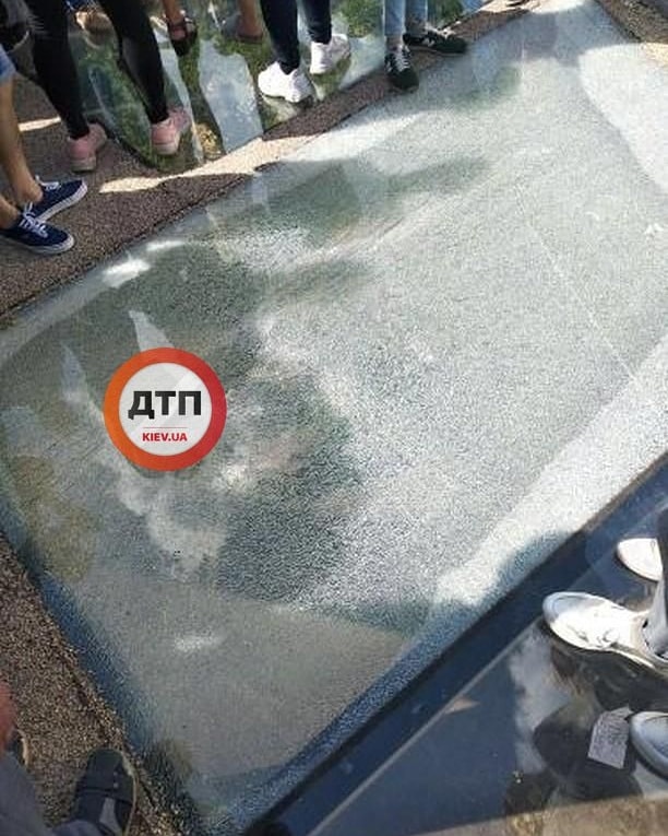 СМИ: новый стеклянный мост в Киеве расстреляли вандалы - фото