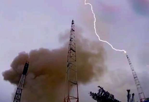 null В российскую ракету Союз на взлете ударила молния: видео