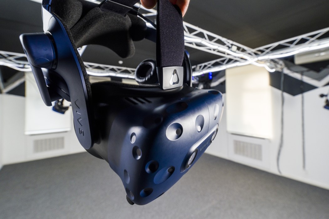 На локации компания использует шлемы HTC Vive Pro. Фото - Взаперти