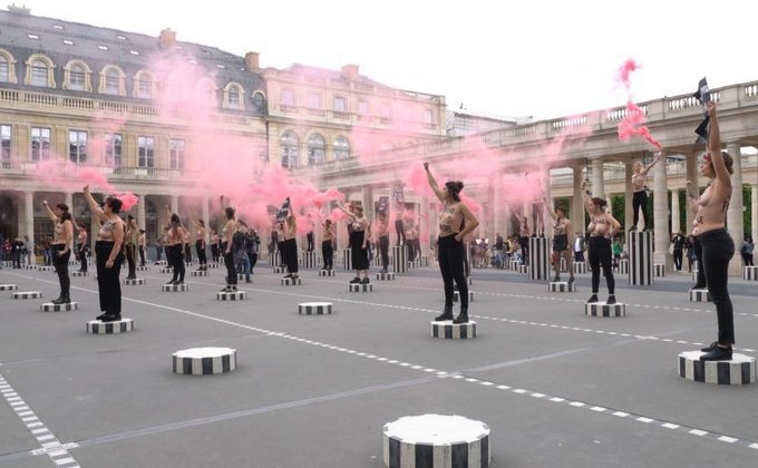Femen провели массовую акцию протеста у Лувра: фото, видео. 18+