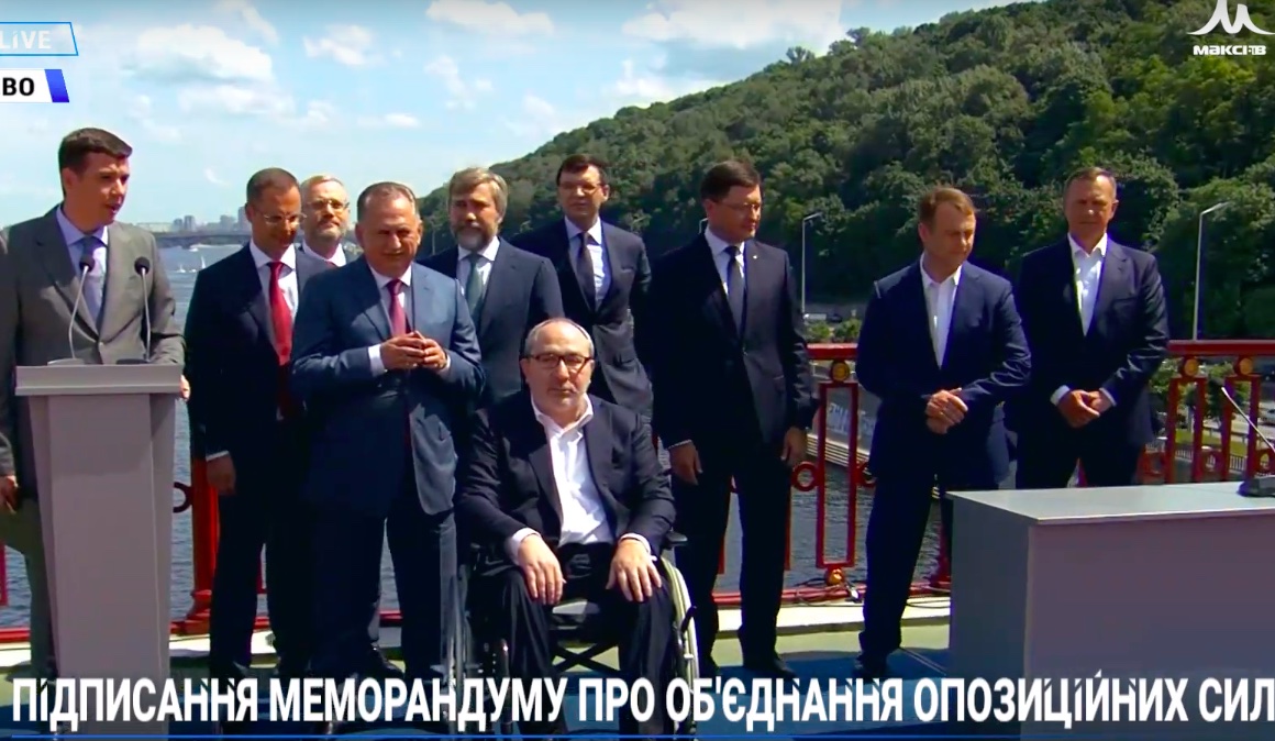 Подписание меморандума об объединении (фото - скриншот видео телеканала Наш) Оппоблок Ахметова пойдет на выборы с Кернесом и Трухановым