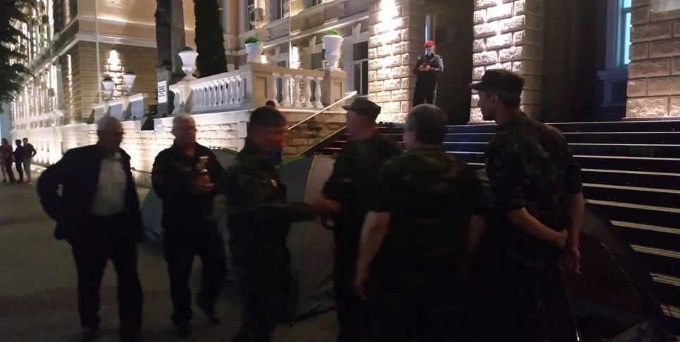 В Молдове блокируют госучреждения, развернули палатки: фото