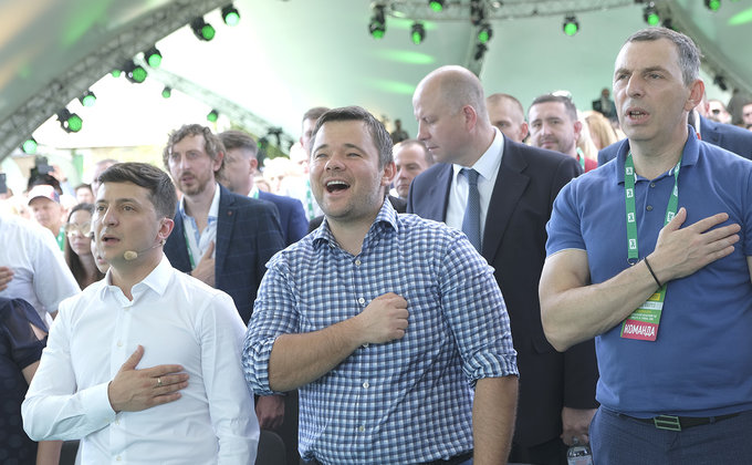 Как в Киеве среди зелени прошел съезд партии Слуга народа: фото