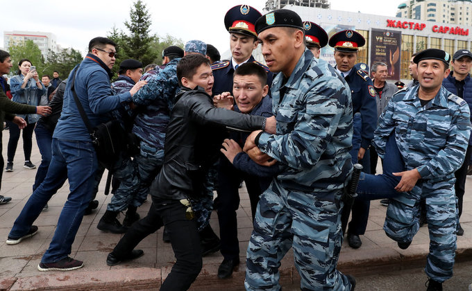 Выборы президента в Казахстане: задержаны 500 человек - фото